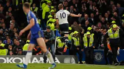 Penyerang Tottenham, Harry Kane melakukan selebrasi usai mencetak gol kegawang Chelsea pada lanjutan liga Inggris  di Stamford Bridge, London, (3/5). Chelsea bermain imbang dengan Tottenham dengan skor 2-2. (Reuters/John Sibley)