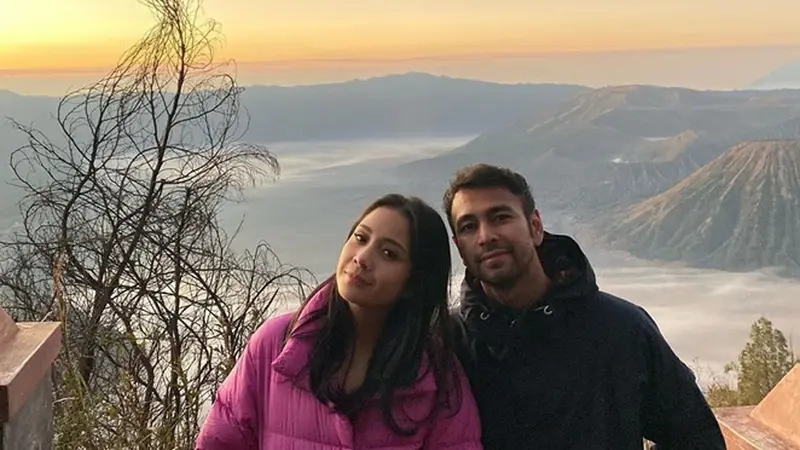 6 Potret Liburan Raffi Ahmad dan Nagita Slavina di Bromo, Romantis Banget