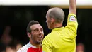 Pemain Arsenal, Santi Cazorla mendapat kartu merah saat laga Arsenal vs Chelsea di Stamford Bridge, Sabtu (19/9/2015). Chelsea keluar sebagai pemenang dengan skor 2-0. (Reuters/ John Sibley)