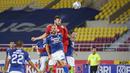 Pemain Persija Jakarta, Marco Motta (atas) berusaha mencetak gol ke gawang Perib Bandung dalam laga pekan ke-12 BRI Liga 1 2021/2022 di Stadion Manahan, Solo, Sabtu (20/11/2021). (Bola.com/Bagaskara Lazuardi)
