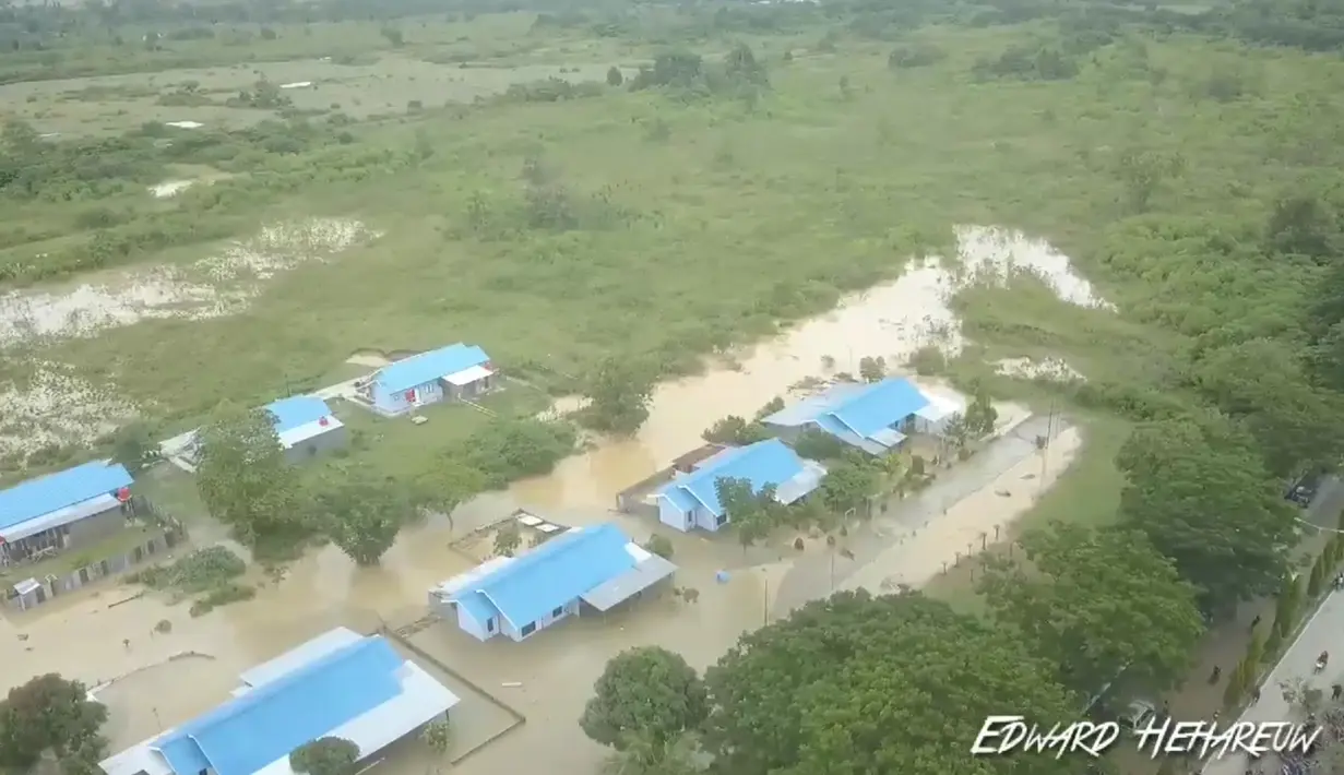 Pandangan umum menunjukkan dampak banjir bandang yang menerjang Distrik Sentani, Kabupaten Jayapura, Papua, Minggu (17/3). Selain korban jiwa, banjir bandang Sentani juga memaksa 4.000-an orang mengungsi. (Edward Hehareuw/via REUTERS)