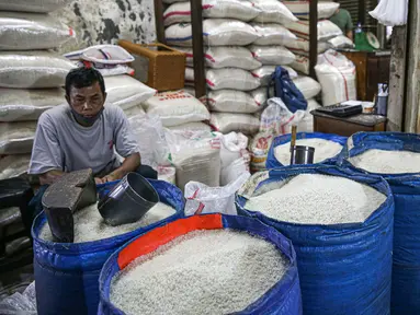 Pedagang beras menunggu pembeli di Pasar Tebet Timur, Jakarta, Jumat (11/6/2021). Kementerian Keuangan menyatakan kebijakan tarif Pajak Pertambahan Nilai (PPN), termasuk soal penerapannya pada sembilan bahan pokok (sembako), masih menunggu pembahasan lebih lanjut. (Liputan6.com/Faizal Fanani)