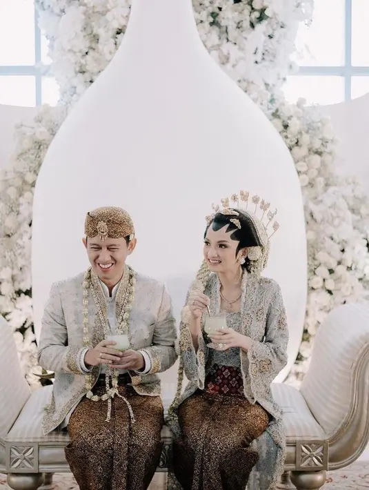 Itu dia detail gaya Sabrina Anggraini di acara akad nikahnya. Bagaimana menurutmu, Sahabat Fimela? (Instagram/belvadevara).