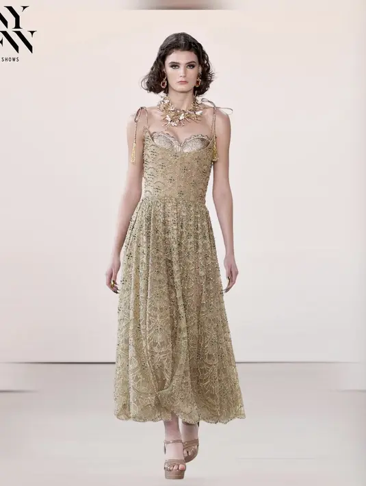 <p>Gaun-gaun malam high fashion berhasil dikreasikan oleh Ivan Gunawan di panggung runway New York Fashion Week 2023.</p>