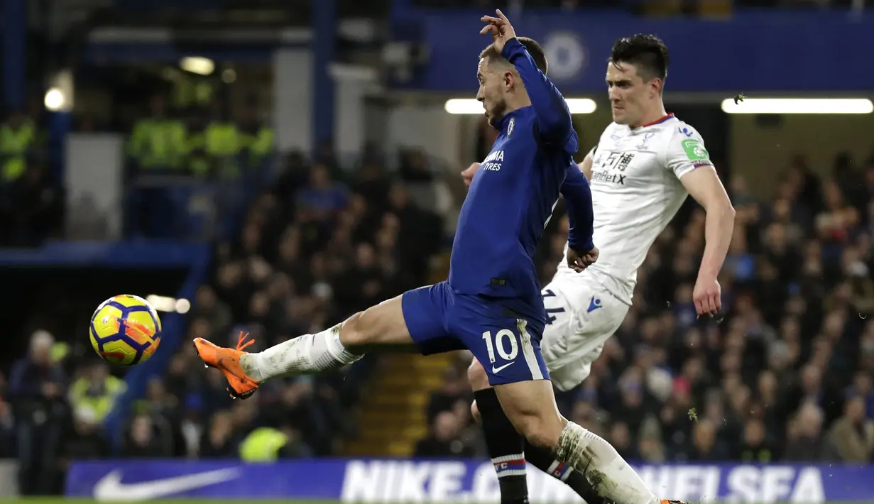 Pemain Chelsea, Eden Hazard menjangkau bola saat duel dengan pemain Crystal Palace, Martin Kelly pada lanjutan Premier League di Stamford Bridge stadium, London, (10/3/2018). Chelsea menang 2-1. (AP/Matt Dunham)