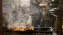 Yakitori saat dibakar di sebuah bar di area jalan malam belakang pusat kota Tokyo (4/10/2019). Yakitori merupakan sate khas dari Jepang yang umumnya menggunakan daging ayam.  (AP Photo/Mark Baker)