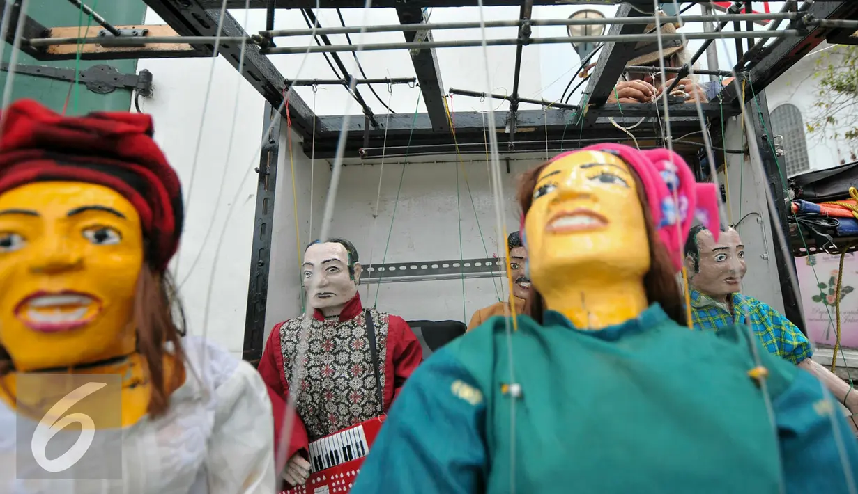Pertunjukan boneka tali menjadi salah satu daya tarik yang membuat pengunjung Museum Fatahillah berdatangan, Jakarta, Kamie (17/12/2015). (Liputan6.com/Yoppy Renato)