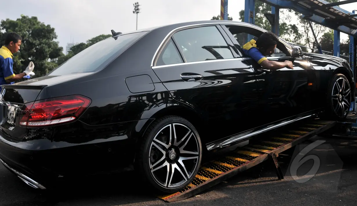 Petugas menurunkan Mercy E - 400 di Kawasan Senayan, Jakarta, Kamis (16/4/2015). Sebanyak 42 mobil disiapkan Pemerintah untuk membawa Kepala Negara dalam rangkaian acara KAA ke-60 di Kota Jakarta dan Bandung. (Liputan6.com/Johan Tallo)