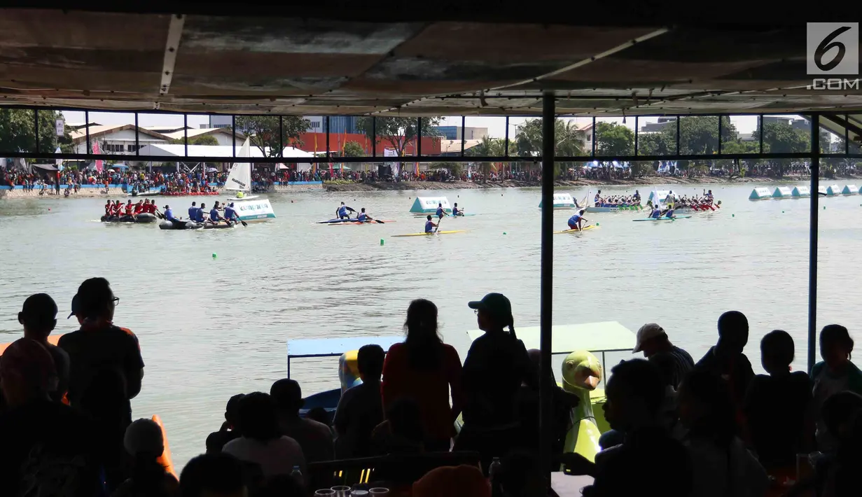 Warga menyaksikan Festival Danau Sunter di Jakarta, Minggau (25/2). Kegiatan tersebut untuk mengkampanyaken kebersihan dan menjaga lingkungan danau yang berada di Jakarta. (Liputan6.com/Angga Yuniar)