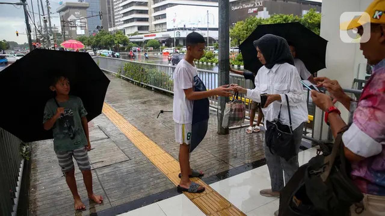 Musim Hujan, Berkah Tersendiri bagi Pengojek Payung