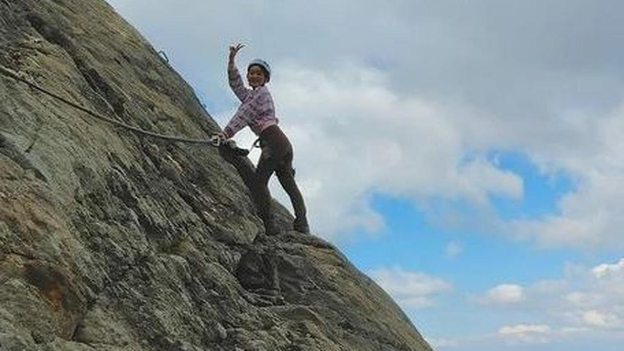 Tidak hanya butuh nyali untuk bisa memanjat gunung ini, namun kekuatan fisik yang mumpuni juga dimiliki wanita kelahiran 15 Desember 1998 ini.