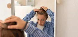 rambut rontok bisa dipengaruhi oleh berbagai faktor seperti genetika, perubahan hormon, stres, hingga kondisi medis tertentu. Bahkan, kehilangan 50 hingga 100 helai rambut per hari sebenarnya masih tergolong normal, namun jika rambut baru tidak tumbuh untuk menggantikan, maka kerontokan akan semakin terlihat. (foto/dok: freepik/pvproductions)