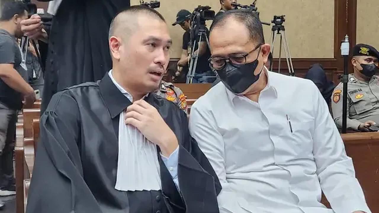 Jaksa menyebut, pada 28 November 2020 hingga 2 Desember 2020, Rafael Alun bersama-sama Mario Dandy Satriyo membayar kendaraan tersebut dengan cara sebagian dikirim ke rekening BCA atas nama Donny Tagor.<br>