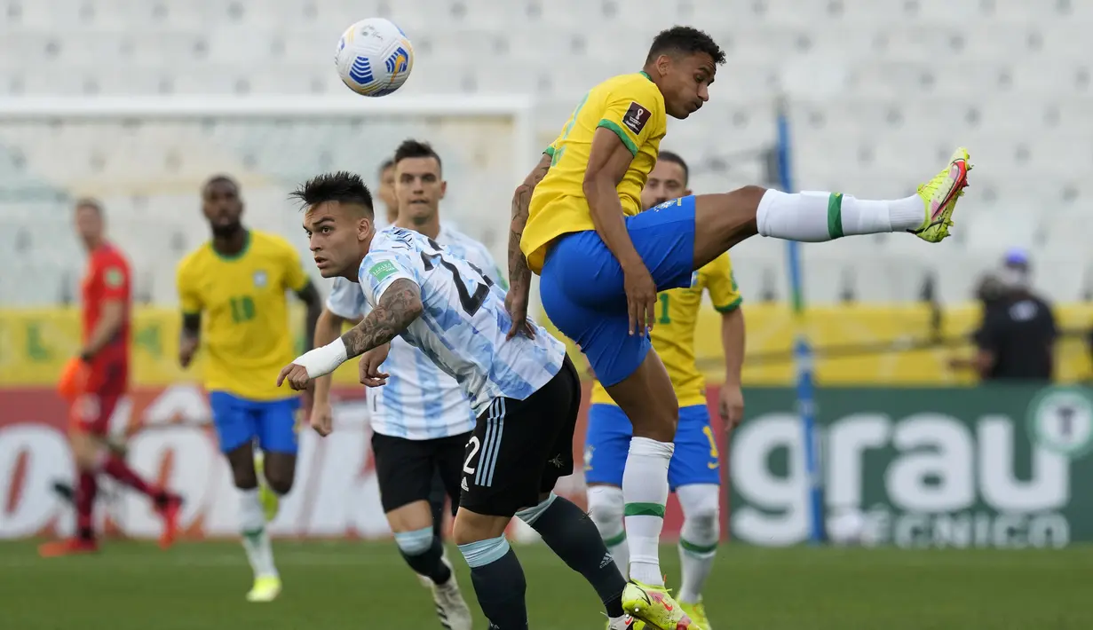 Laga baru berjalan lima menit, otoritas kesehatan Brasil (Anvisa) bersama beberapa anggota kepolisian tiba-tiba memasuki lapangan dan meminta pertandingan dihentikan. (Foto: AP/Andre Penner)
