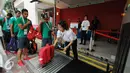 Pihak penyelenggara Sea Games 2015 Singapura menerapkan sistem pengamanan yang sangat ketat dan berlapis. Tampak, sejumlah pemain timnas Indonesia U-23 harus antri di Stadion Jalan Besar, Singapura, Selasa (2/6/2015). (Liputan6.com/Helmi Fithriansyah)