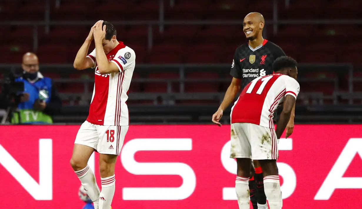 Pemain Ajax Amsterdam tampak kecewa usai ditaklukkan Liverpool pada laga Liga Champions di Stadion Johan Cruyff, Kamis (22/10/2020). Liverpool menang dengan skor 1-0. (AP/Peter Dejong)