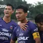 Kapten Persita Tangerang Agung Prasetyo merayakan golnya ke gawang Persela Lamongan dalam lanjutan BRI Liga 1 2021/2022 di Stadion I Gusti Ngurah Rai, Denpasar, Selasa (11/01). (foto: Instagram @liga1match)