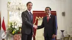 Presiden Joko Widodo berjabat tangan dengan Perdana Menteri Kerajaan Belanda Mark Rutte di Istana Merdeka, Jakarta, Rabu (23/11). Kunjungan PM Belanda di Istana Presiden ini dalam rangka menjalin kerja sama bilateral. (Liputan6.com/Faizal Fanani)