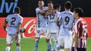 Pemain Celta Vigo merayakan gol yang dicetak Fran Beltran ke gawang Atletico Madrid pada laga lanjutan La Liga di Abanca-Balaidos, Rabu (8/7/2020) dini hari WIB. Atletico Madrid ditahan imbang 1-1 oleh Celta Vigo. (AFP/Miguel Riopa)