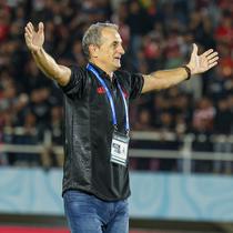 Pelatih Persis Solo, Milomir Seslija, mulai mendapatkan tawaran dan godaan dari klub lainnya. Namun, juru taktik asal Bosnia-Herzegovina itu masih memprioritaskan bertahan bersama Laskar Sambernyawa. (Bola.com/Radifa Arsa)&nbsp;&nbsp;&nbsp;