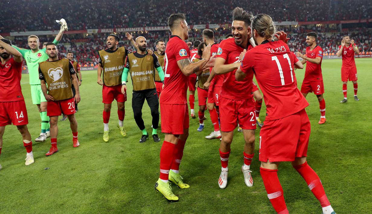 Para pemain Turki merayakan kemenangan atas Prancis pada laga kualifikasi Piala Eropa 2020 di Stadion Buyuksehir Belediyesi, Minggu (9/6). Turki menang 2-0 atas Prancis. (AFP/Adem Altan)