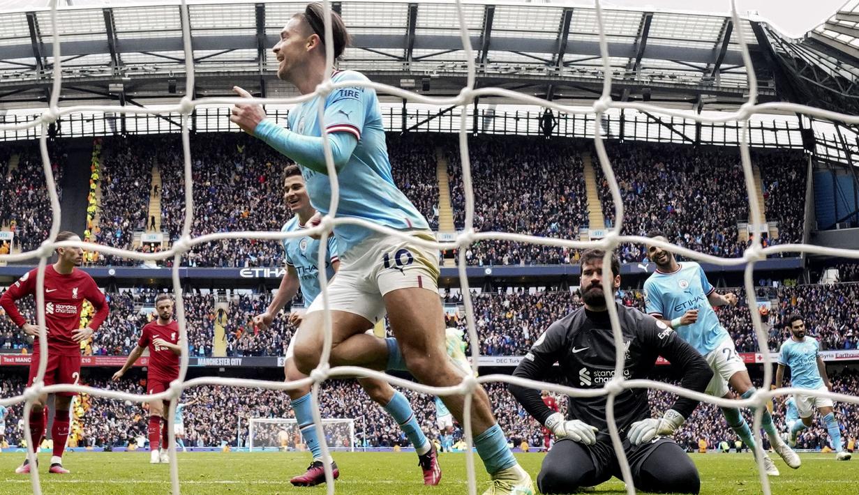 Pemain Manchester City, Jack Grealish melakukan selebrasi setelah membobol gawang Liverpool pada laga pekan ke-29 Liga Inggris 2022/2023 yang berlangsung di Etihad Stadium, Manchester, Minggu (01/04/2023) WIB. The Cityzens menang dengan skor 4-1. (AP Photo/Jon Super)