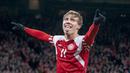 Pemain Denmark Rasmus Hojlund merayakan golnya ke gawang Finlandia pada pertandingan sepak bola Grup H Kualifikasi Euro 2024 di Kopenhagen, Denmark, Kamis (23/3/2023). (Liselotte Sabroe/Ritzau Scanpix/AFP)