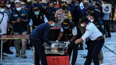 Petugas KNKT meletakkan Black box atau kotak hitam pesawat Sriwijaya Air SJ 182 yang jatuh di Kepulauan Seribu di Dermaga JICT, Jakarta, Selasa (12/1/2021). Meski FDR sudah ditemukan, namun Cockpit Voice Recorder (CVR) masih dalam proses pencarian.  (Liputan6.com/Johan Tallo)