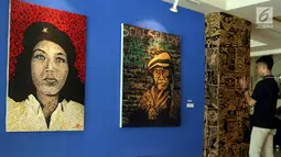 Pengunjung melihat Pameran Visual bertajuk "Pang! No Border, No Class" yang di selenggarakan di Galeri Cipta 3, Tim, Jakarta Pusat (22/4). Pameran ini menampilkan karya empat perupa. (Liputan6.com/Johan Tallo)