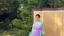 Hanbok kedua pilihan Bae Suzy adalah perpaduan dua warna pastel; hijau dan ungu. Sentuhan warna ungunya terdapat pada obi berbentuk pita yang manis dan outer rok yang transparan. [Foto: Instagram/management_soop]