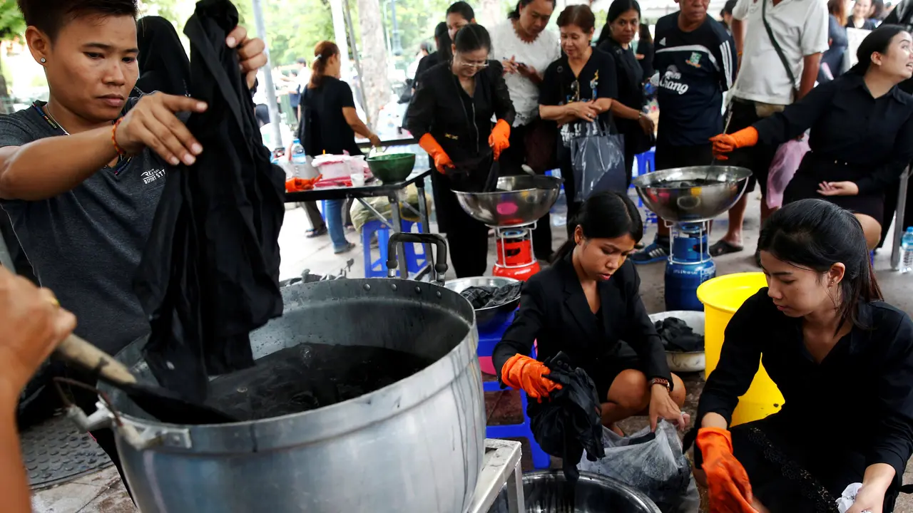 20161017-Relawan-Thailand-Warani-Baju-Hitam-Reuters1