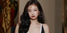 Sebagai ambassador CHANEL sejak 2017, Jennie memang dikenal piawai memadukan fashion dan jewelry dengan cara yang effortless namun tetap luxurious. Kali ini, ia tampil dalam balutan look 62 dari koleksi Cruise 2026/2027 CHANEL yang dimodifikasi menjadi lebih sleek dan modern. [@jennierubyjane].