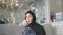 Selebgram Dara Arafah kini terlihat semakin konsisten mengenakan hijab. Melalui sejumlah unggahan di Instagram, tampak perempuan 22 tahun itu tampil dengan busana tertutup. Berikut potretnya. (Instagram/daraarafah).