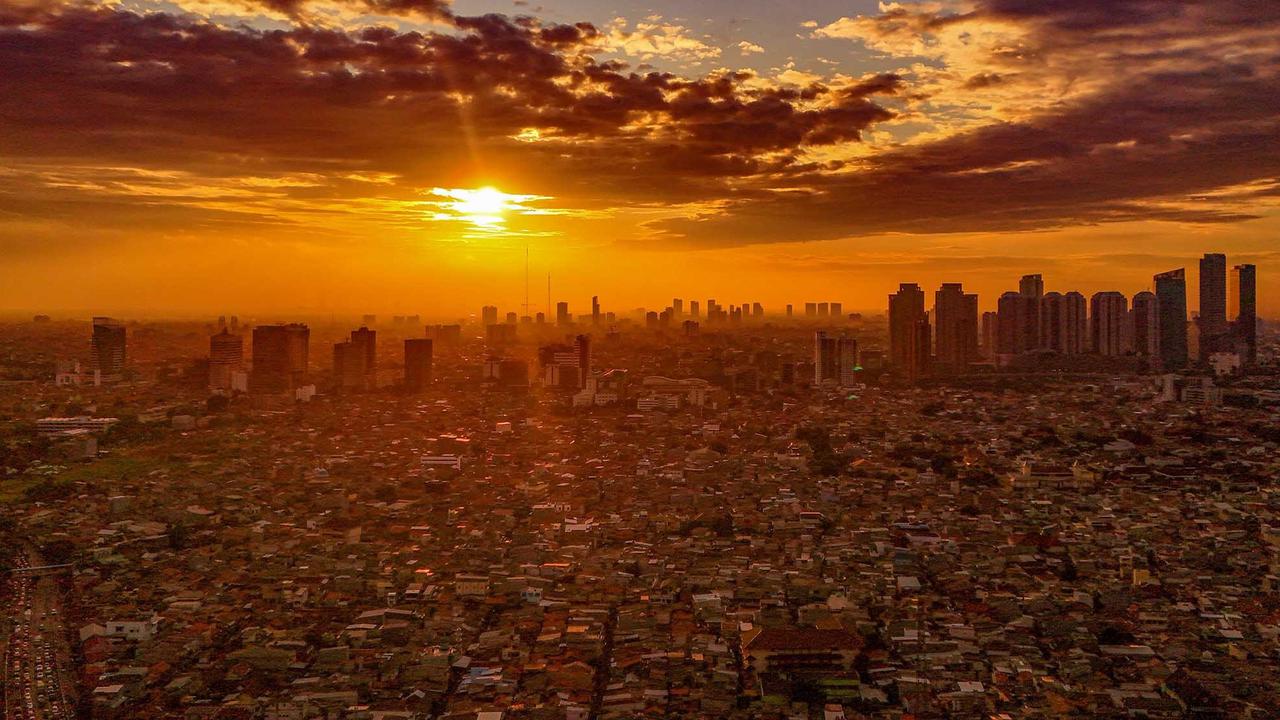 Keindahan Kota Jakarta yang Padat Penduduk di Kala Senja
