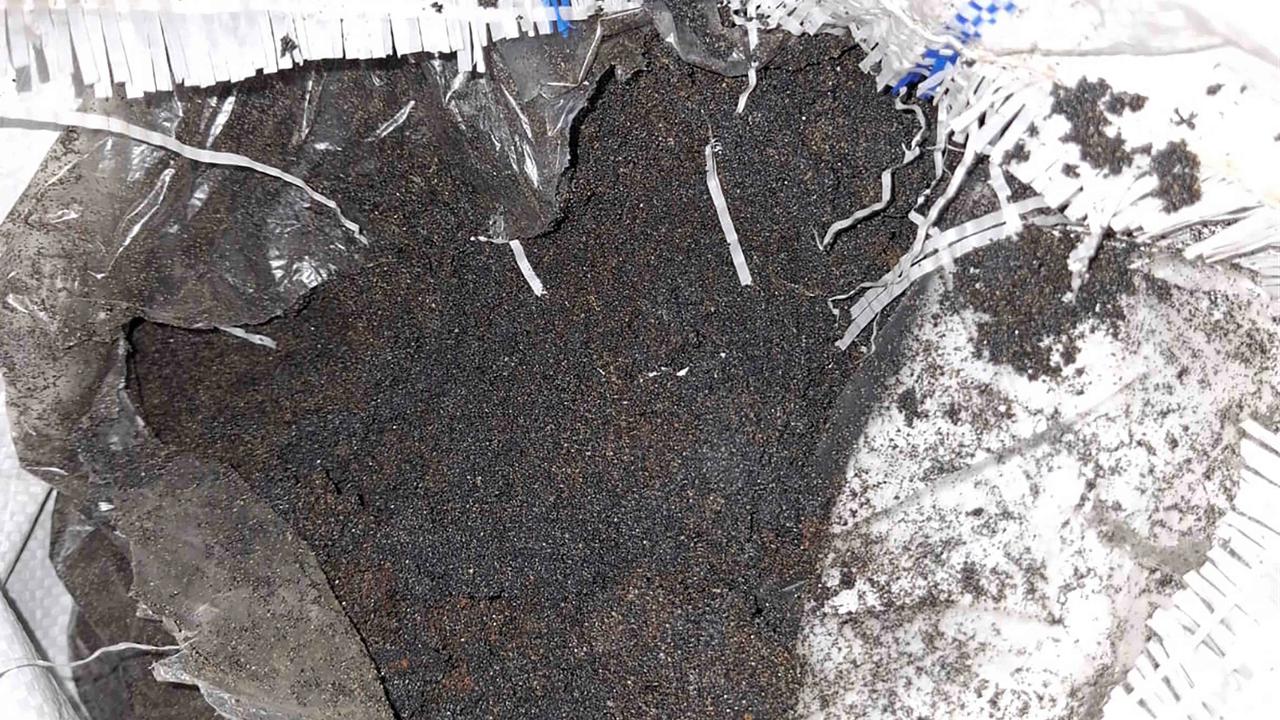 FOTO: TNI AL Gagalkan Pengiriman Ratusan Ton Mineral Diduga Ilegal di Bangka Belitung