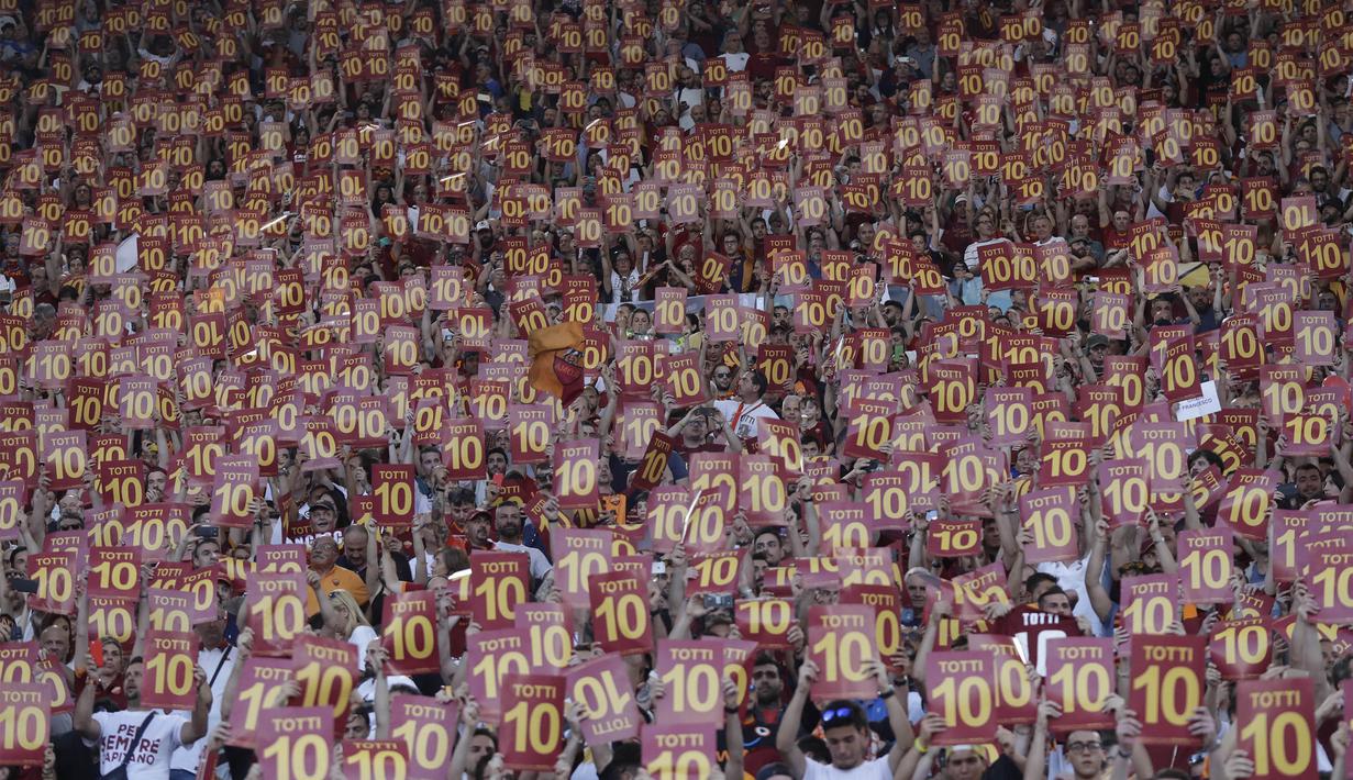 Supporter AS Roma memberikan penghormatan untuk Francesco Totti saat laga Serie A melawan Genoa di Stadion Olimpico, Roma, Minggu (28/5/2017). Selama 25 tahun Totti berkarier di AS Roma. (AP/Alessandra Tarantino)