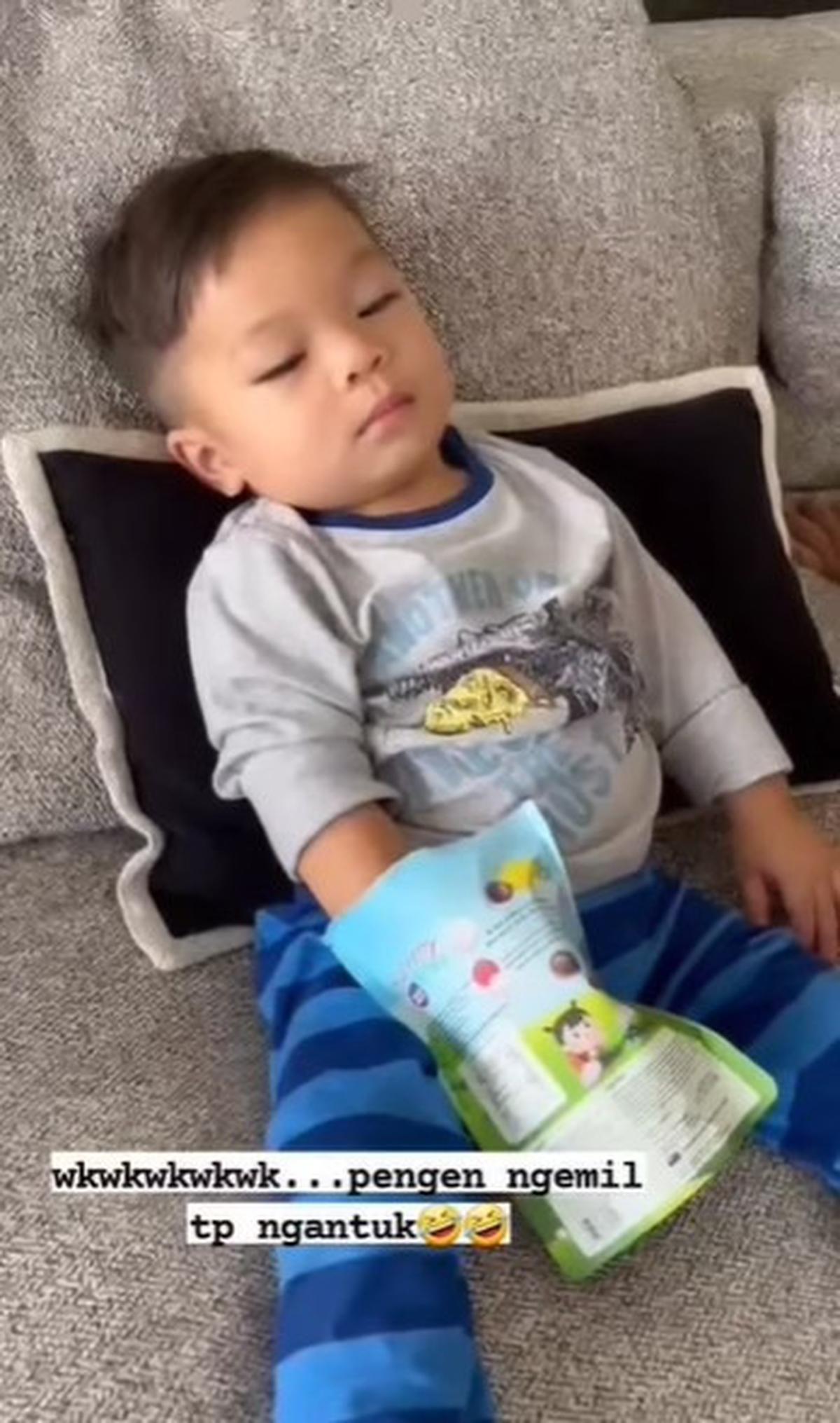Makan Sambil Ngantuk