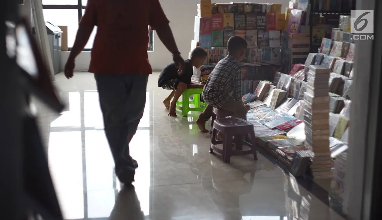 Anak-anak melihat buku yang dijual di Pasar Buku Jakbook Kenari, Jakarta, Rabu (28/8/2019). Pasar yang sebelumnya sepi itu kini mulai diramaikan oleh pengunjung untuk membeli buku dengan harga miring atau hanya sekadar melihat-lihat. (Liputan6.com/Immanuel Antonius)