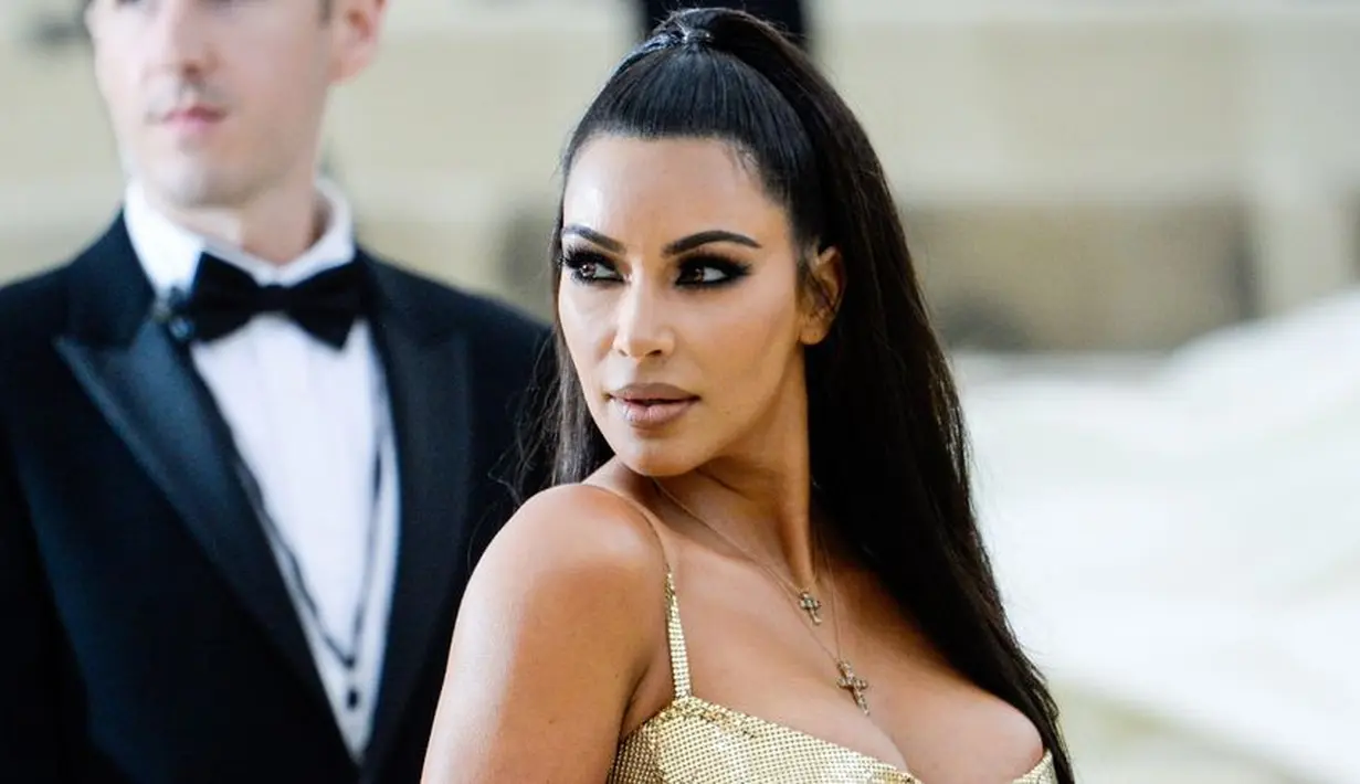 Kim Kardashian hadir di Met Gala 2018 seorang diri. (Getty Images/Cosmopolitan)