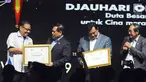 Menteri Koperasi dan UKM Puspayoga memberikan penghargaan Entrepreneurial Diplomat of Indonesia 2019 kepada Dubes Indonesia untuk Cina Djauhari Oratmangun saat The Fourth WOW Brands Festive Days 2019 di Jakarta, (14/9). (Liputan6.com/Herman Zakharia)
