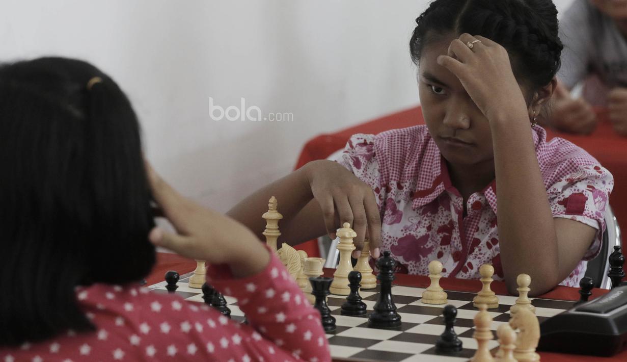 Ekspresi Seorang pecatur cilik saat mengikuti kejuaraan catur daerah tingkat provinsi DKI Jakarta. Kejurda Catur DKI Jakarta 2017 dilaksanakan tanggal 8-10 Juli 2017. (Bola.com/M Iqbal Ichsan)