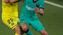 Bek Barcelona, Sergi Roberto berebut bola dengan pemain Villareal, Moi Gomez dalam pekan ke-34 La Liga Spanyol di stadion La Ceramica, Minggu (5/7/2020). Barcelona sukses menumbangkan tim tuan rumah Villarreal dengan skor telak 4-1. (AP Photo/Jose Miguel Fernandez)