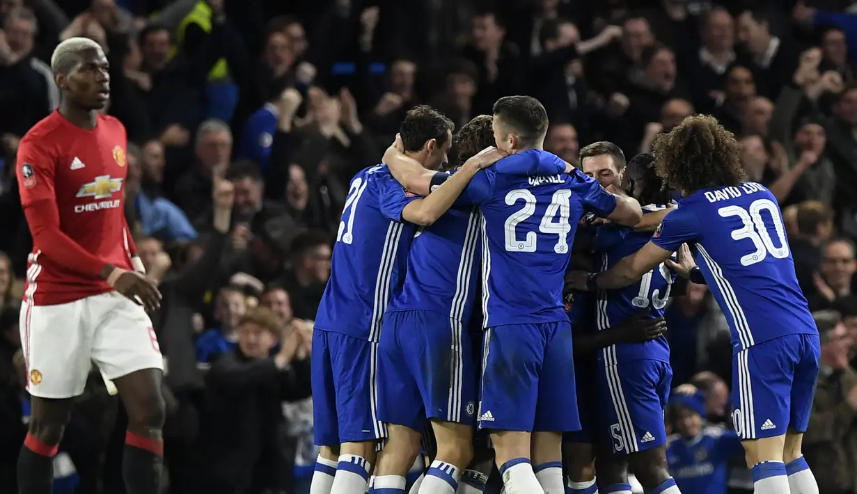 Para pemain Chelsea merayakan gol yang dicetak N'Golo Kante ke gawang Manchester United. Chelsea akhirnya melaju ke semifinal untuk menantang Tottenham berkat gol yang dibukukan Kante pada menit ke-51. (EPA/Will Oliver)