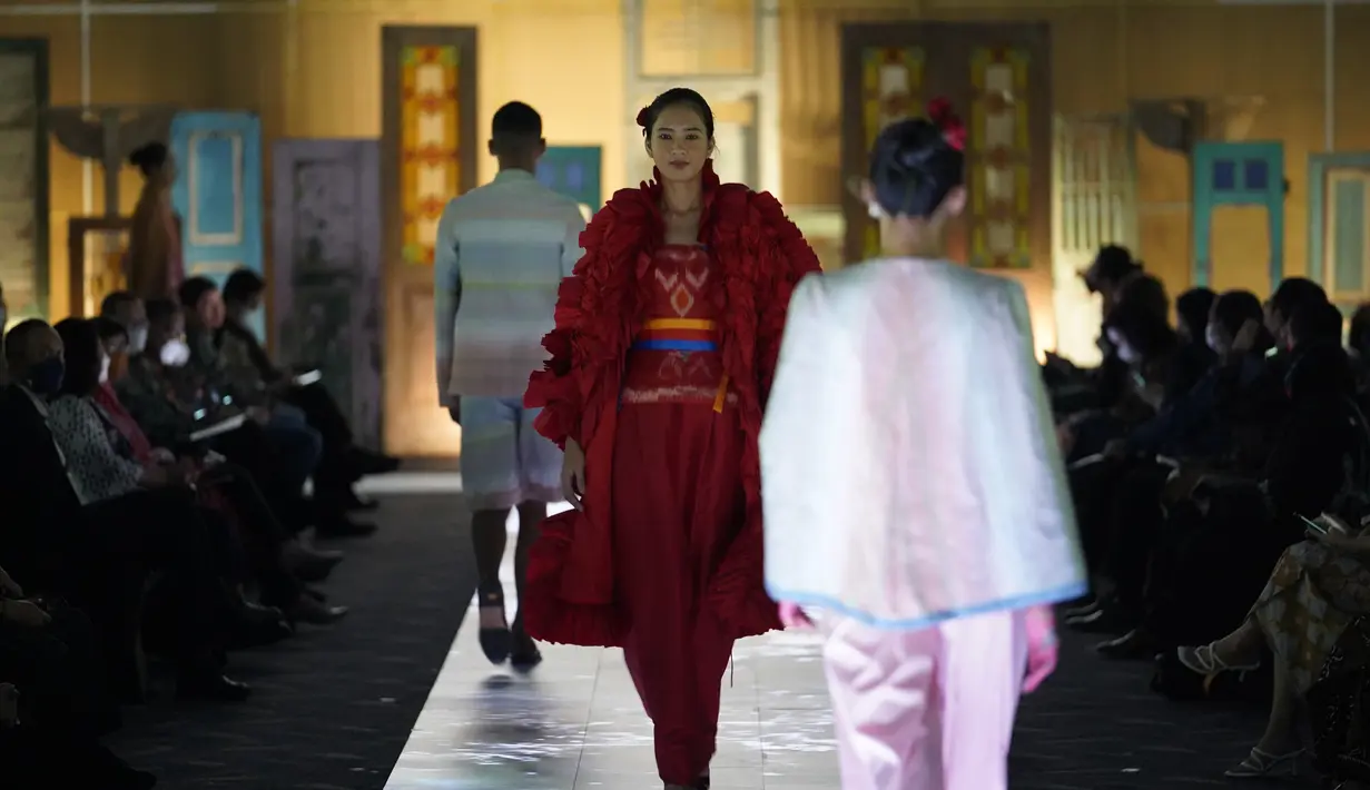 Dengan menciptakan inspirasi untuk mengolah wastra tersebut, artinya kita membuka peluang agar kain tradisional tidak hanya dapat dipakai oleh masyarakat daerah penghasil melainkan seluruh masyarakat Indonesia.