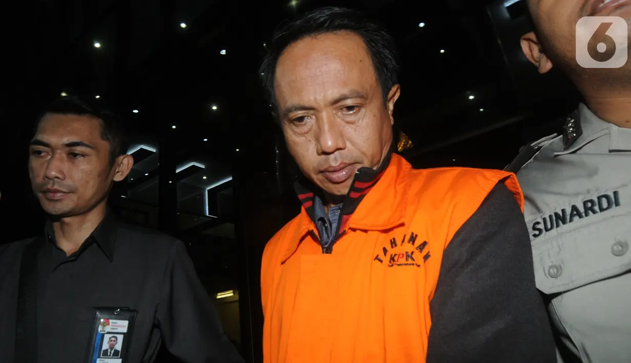 Chandra Safari dan Hendra Wijaya, pihak swasta penyuap Bupati Lampung Utara, mengenakan rompi oranye usai menjalani pemeriksaan di Gedung KPK, Jakarta, Selasa (8/10/2019). Selain Bupati Lampung Utara, lima orang lain juga turut ditetapkan sebagai tersangka. (merdeka.com/Dwi Narwoko)