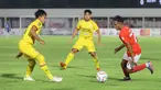 Pemain Malut United, Frets Butuan, berusaha melewati pemain Semen Padang pada laga leg pertama semifinal Pegadaian Liga 2 2023/2024 di Stadion Madya, Jakarta, Minggu (25/02/2024). (Bola.com/M Iqbal Ichsan)