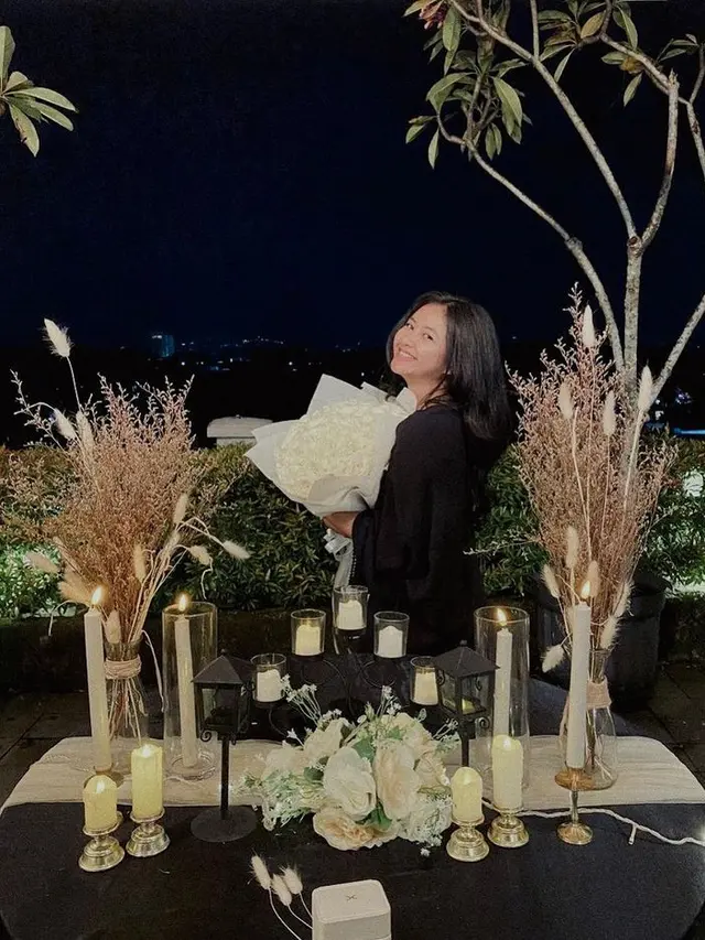 Adinda Azani dilamar sang kekasih, Armand Zachary. (Foto: Instagram/dindazani)