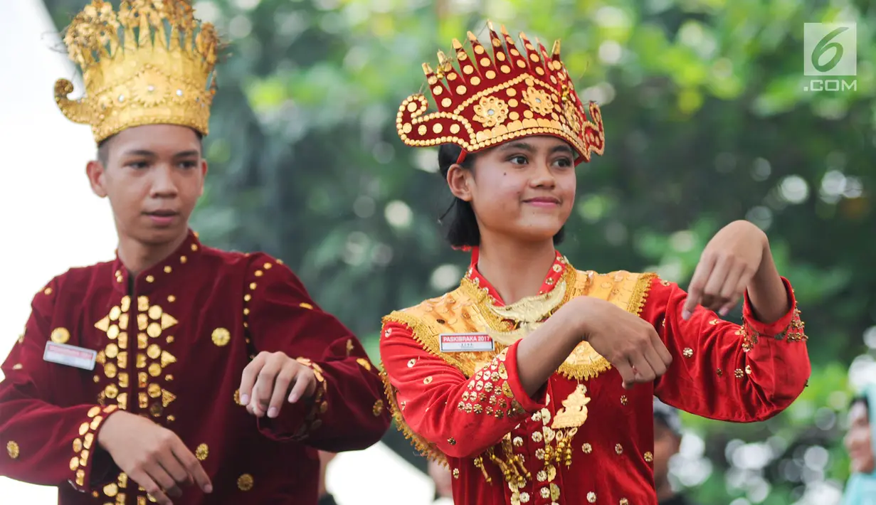 Anggota Paskibraka Nasional 2017 menari tarian daerah masing-masing saat apel kebangsaan di PPPON Cibubur, Jakarta Timur, Rabu (23/8). Sebanyak 3000 purna paskibraka dari seluruh Indonesia hadir dalam acara tersebut. (Liputan6.com/Yoppy Renato)