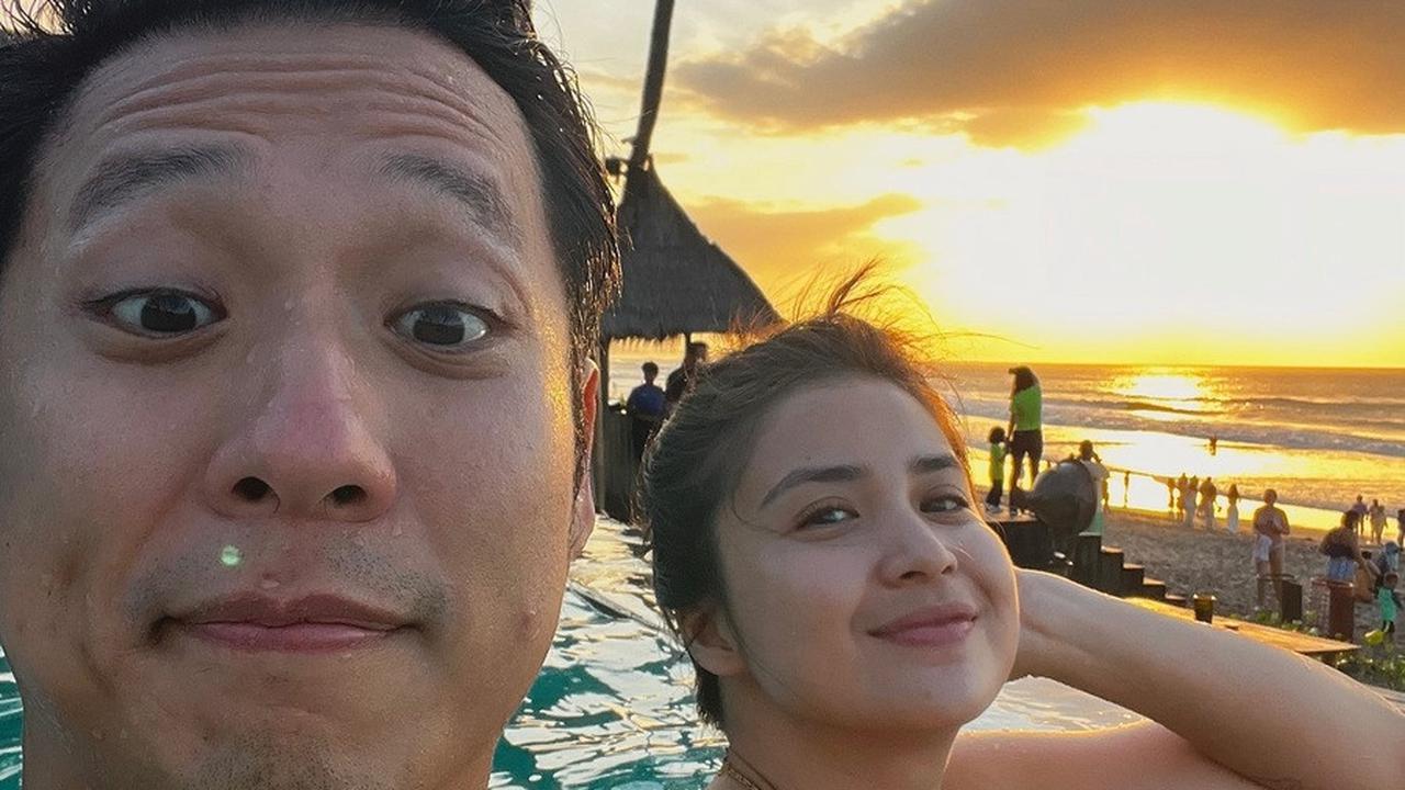 "Perasaan masih sama aja, masih deg-degan pake bikini depan doi. Dan masih sama aja doi ga bakalan komen apa-apa, tapi si dua monster itu bakalan bilang 'mami gendut' sejuta kali," tambahnya.