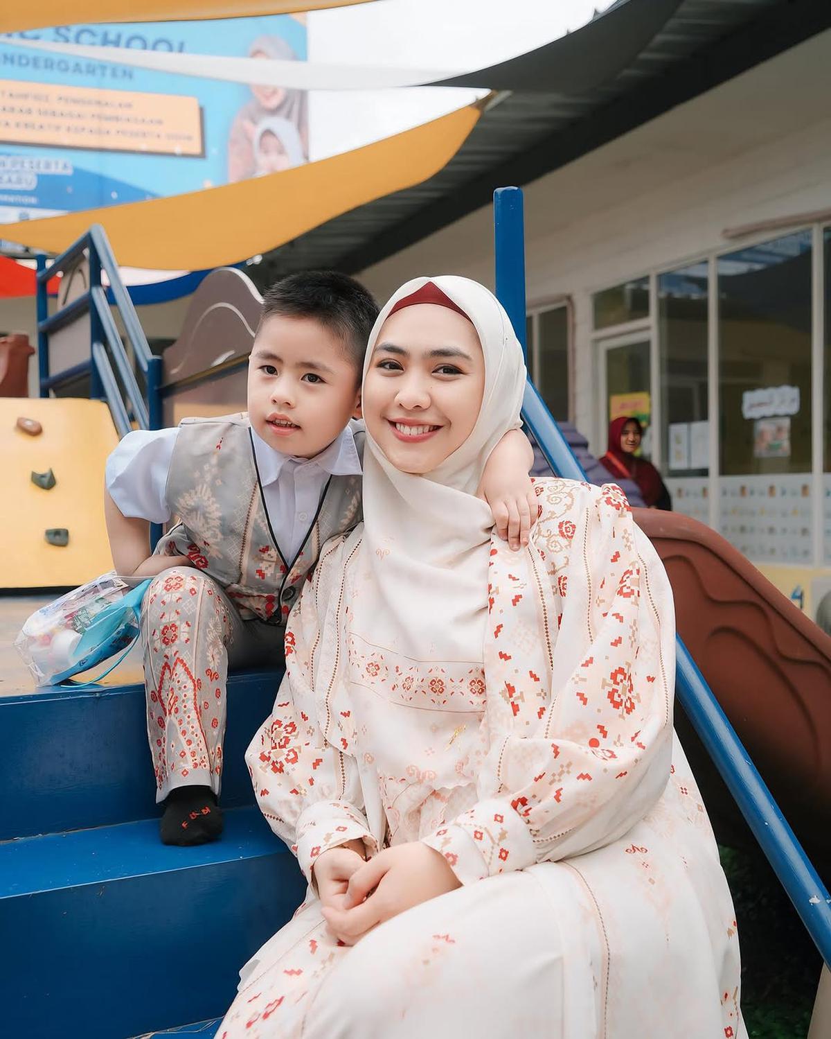 Potret Sulaiman Anak Oki Setiana Dewi Kembali Sekolah di Indonesia Setelah Pulang dari Mesir, Ceria dengan Teman-teman